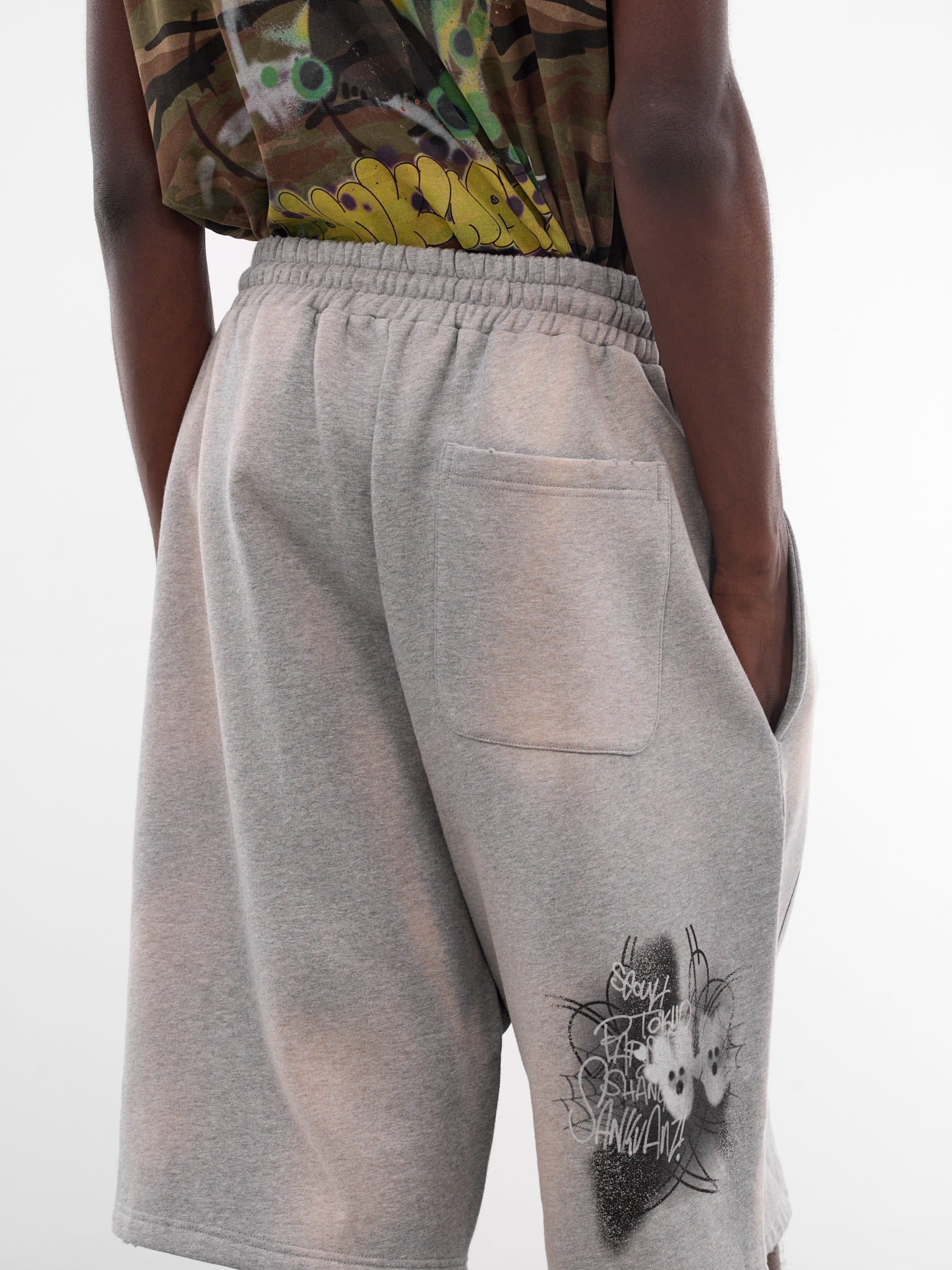 Gray Graffiti Drop Crotch Shorts (S25SSUSH0212-GREY)