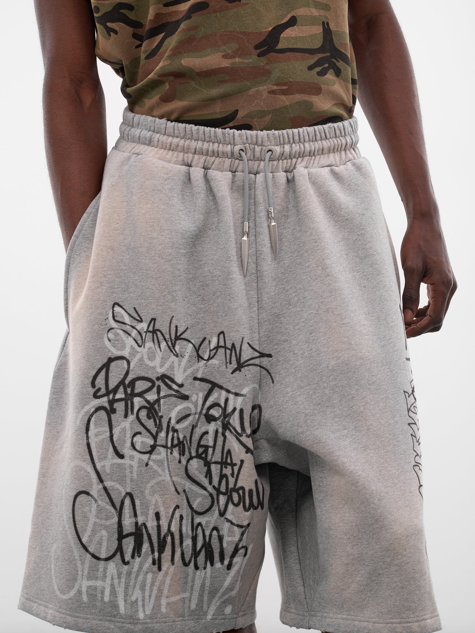 Gray Graffiti Drop Crotch Shorts (S25SSUSH0212-GREY)