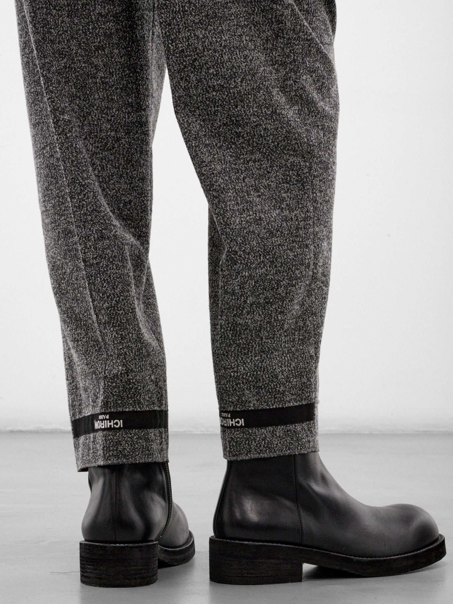 Gray Wool Pleated Tapered Trousers (S30SC01A25-GREY)