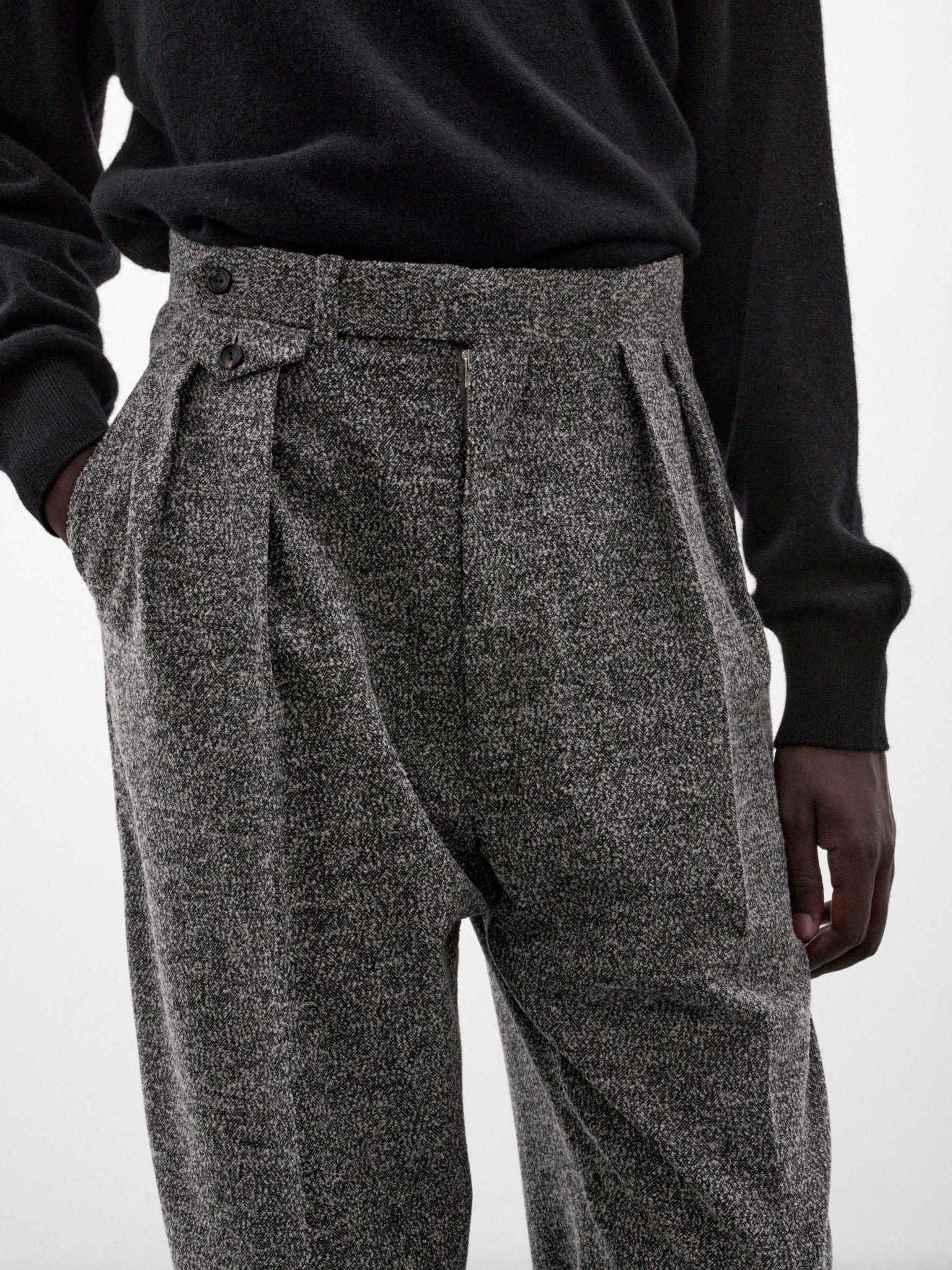 Gray Wool Pleated Tapered Trousers (S30SC01A25-GREY)