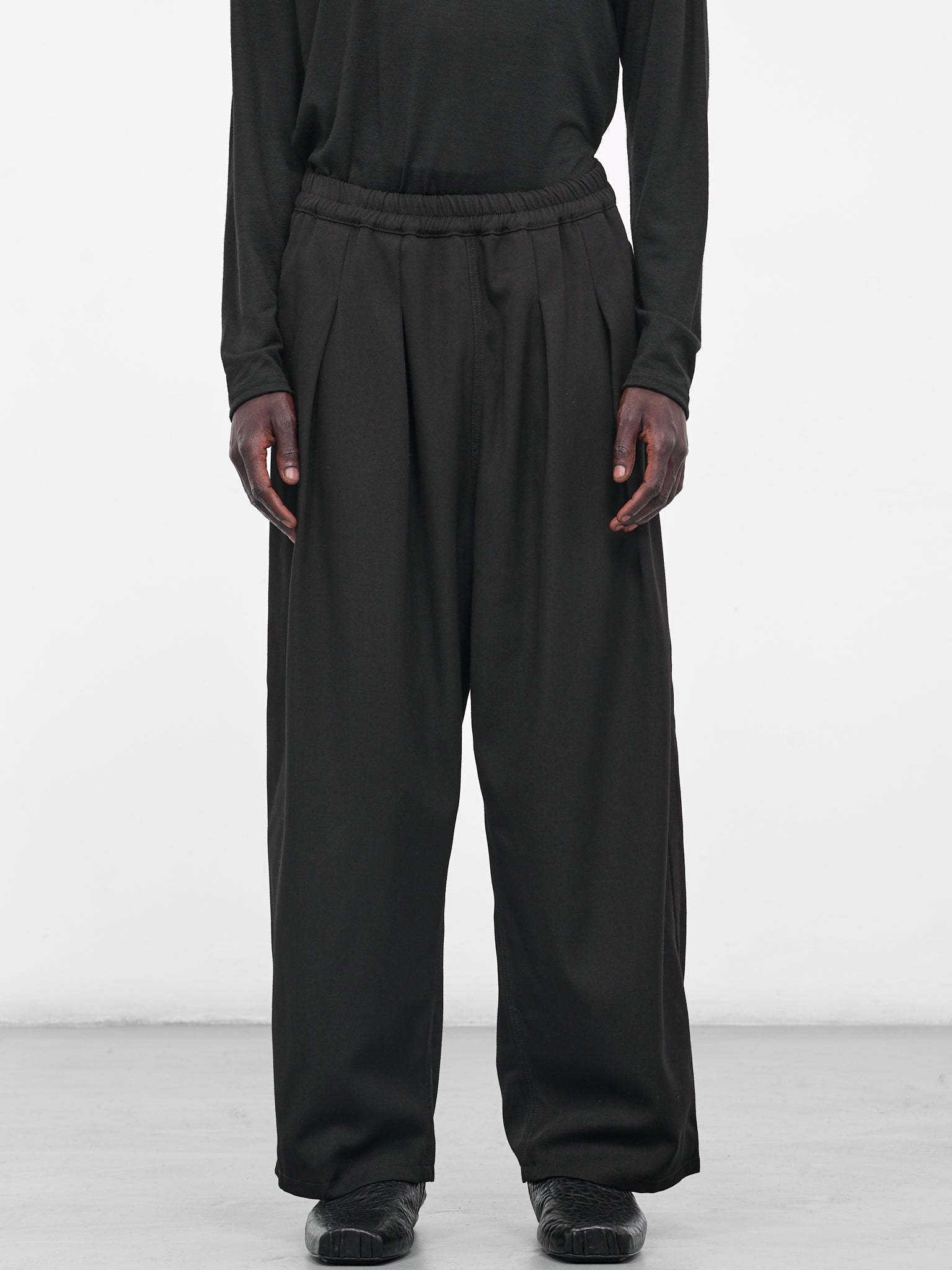 Baggy Wool Pleated Sweatpants (S50KA0695-M35505-900-BLACK)