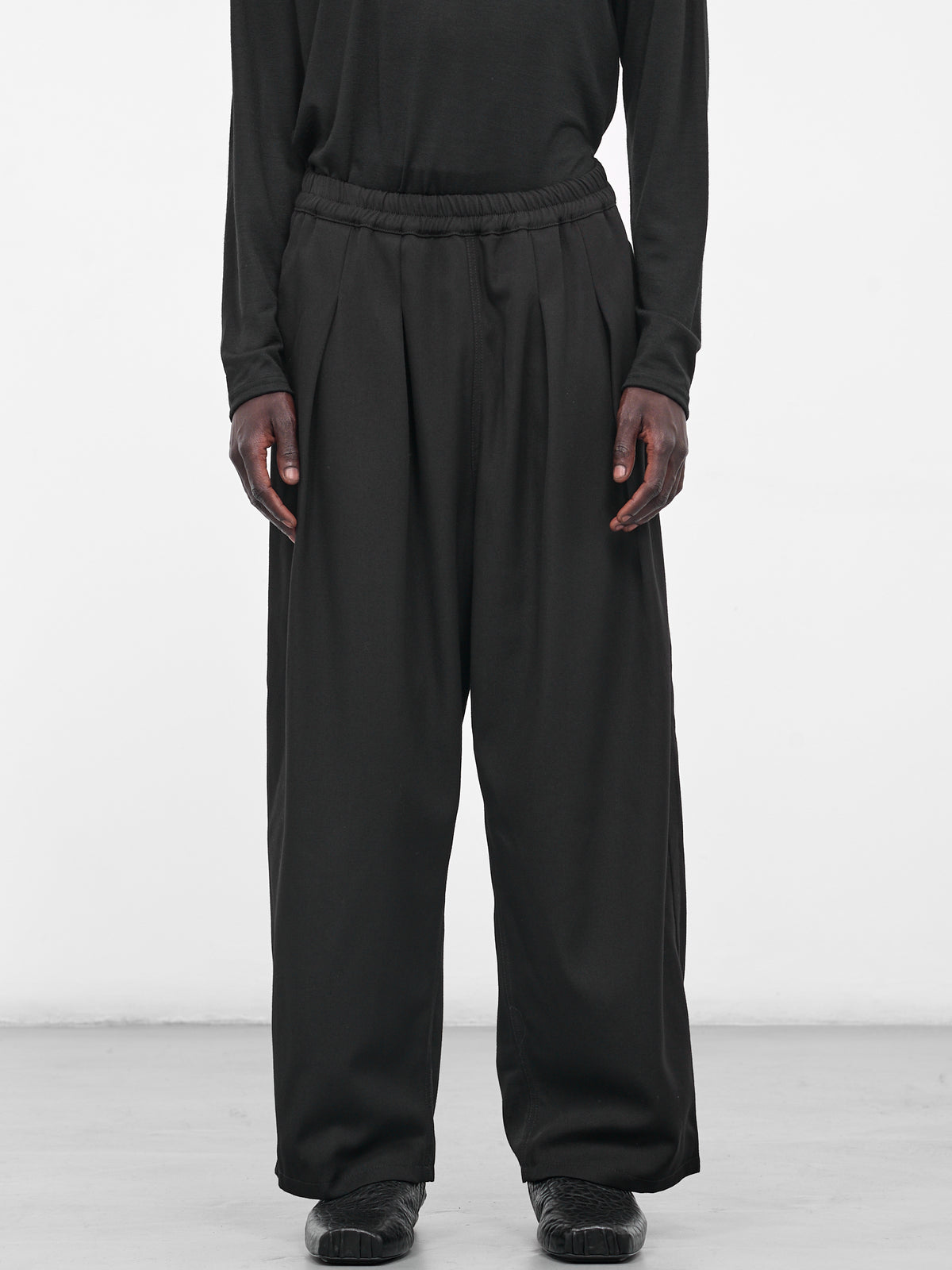 Baggy Wool Pleated Sweatpants (S50KA0695-M35505-900-BLACK)