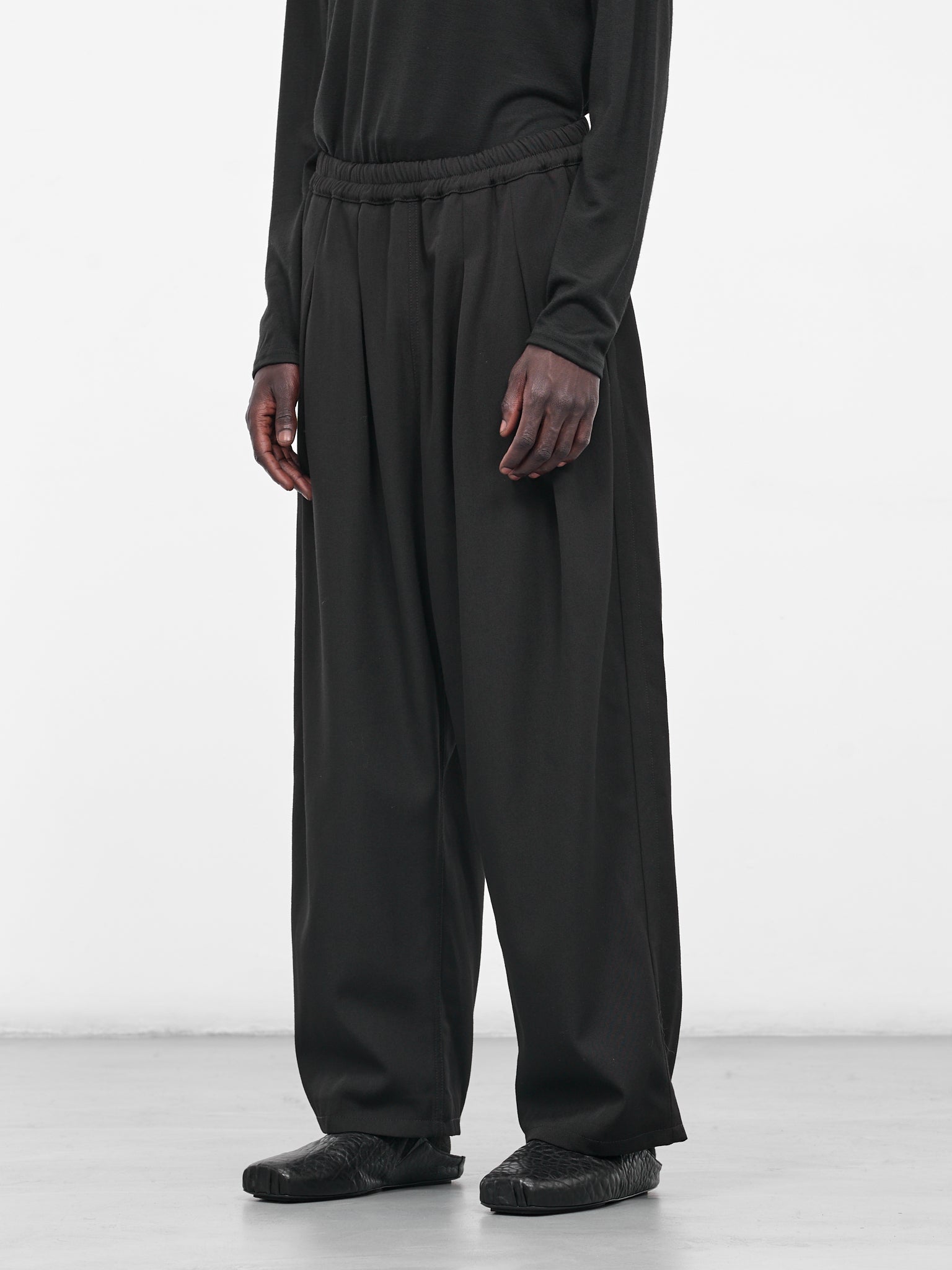 Baggy Wool Pleated Sweatpants (S50KA0695-M35505-900-BLACK)