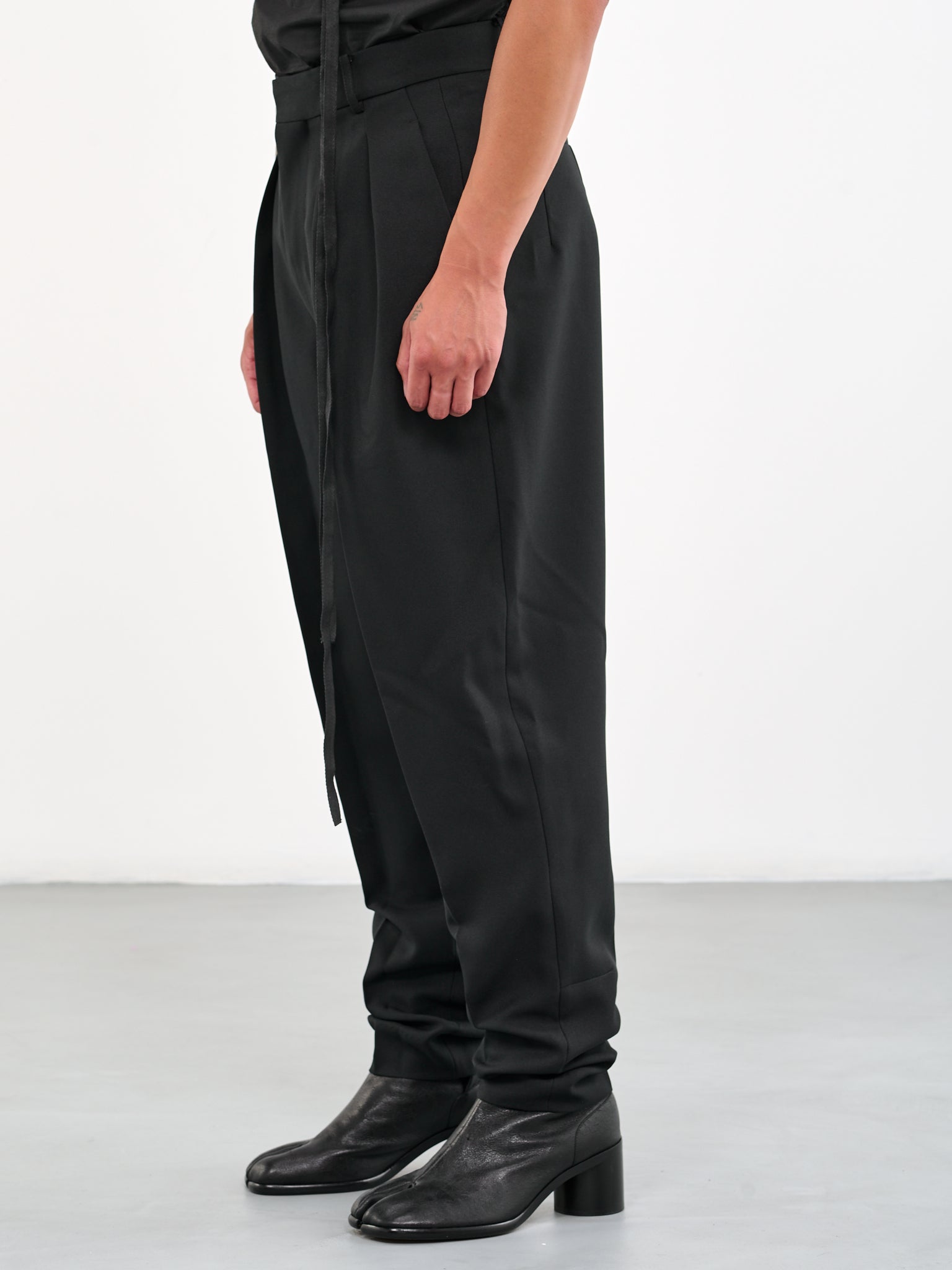 Pleated Tapered Trousers (T-12-22-FBP00001-10000-BLACK)