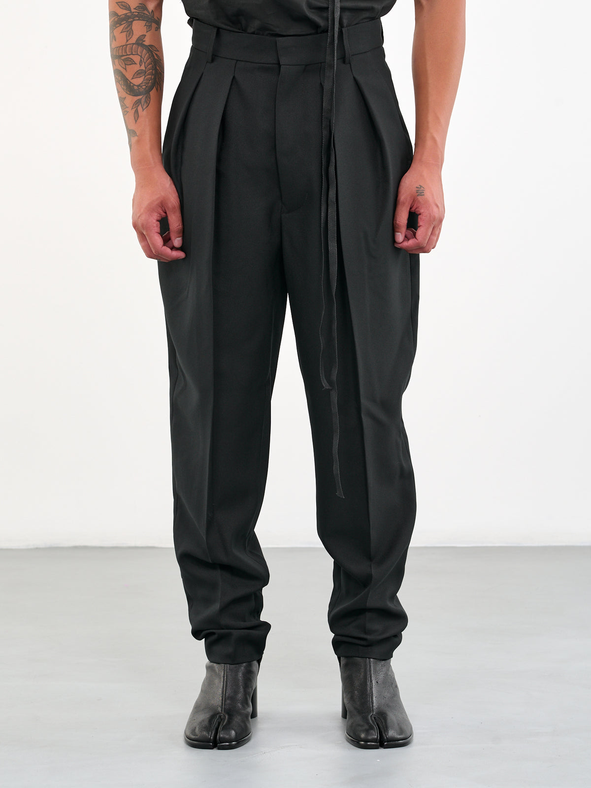 Pleated Tapered Trousers (T-12-22-FBP00001-10000-BLACK)