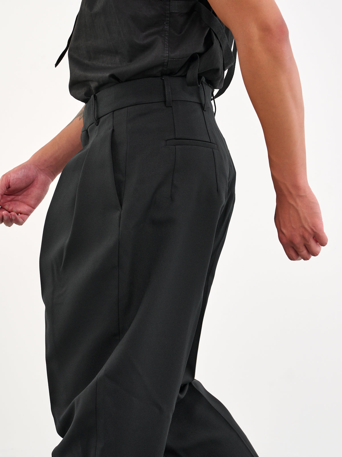 Pleated Tapered Trousers (T-12-22-FBP00001-10000-BLACK)