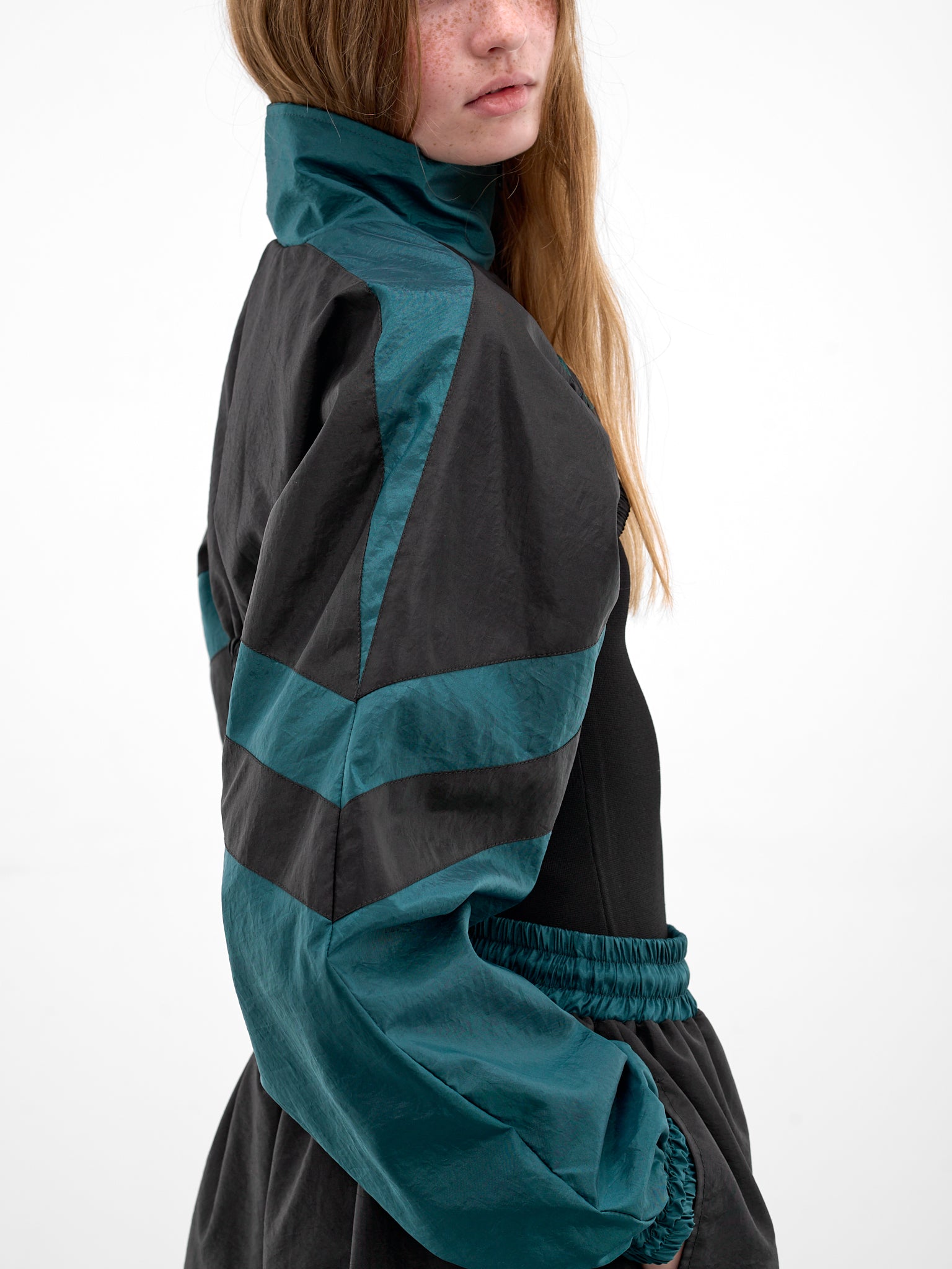 Two-Tone Cropped Windbreaker (VAQ11J009-BLACK-GREEN)